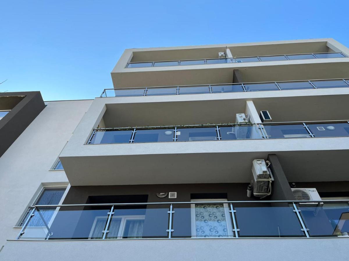 Tranzzzit Airport Apartment Otopeni Luaran gambar